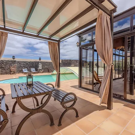 Luxury Canarian With Large Pool In Costa Teguise
