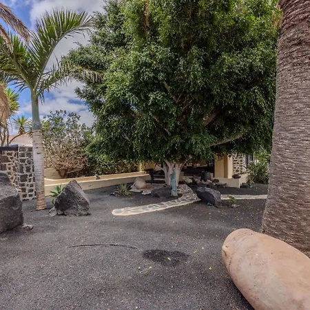 Luxury Canarian With Large Pool In Costa Daire