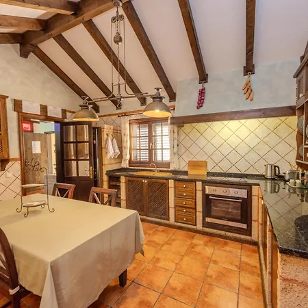 Luxury Canarian With Large Pool In Costa Daire