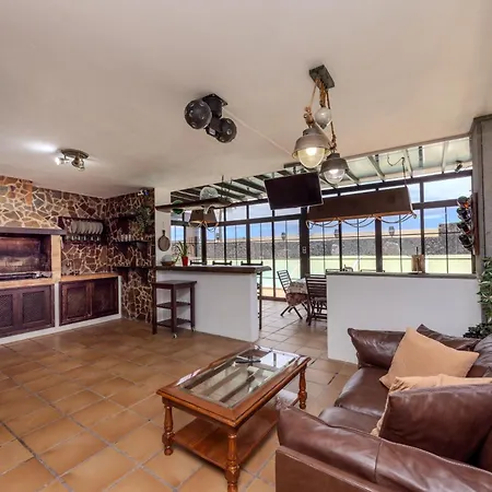 Luxury Canarian With Large Pool In Costa Teguise *