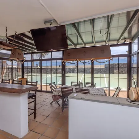 Luxury Canarian With Large Pool In Costa Daire Teguise (Lanzarote)