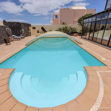Luxury Canarian With Large Pool In Costa Teguise *