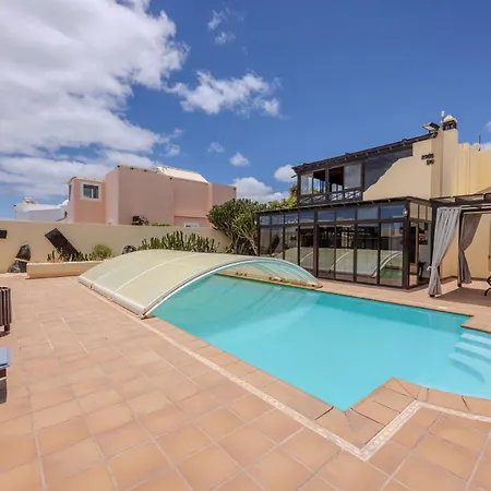 Luxury Canarian With Large Pool In Costa Teguise *